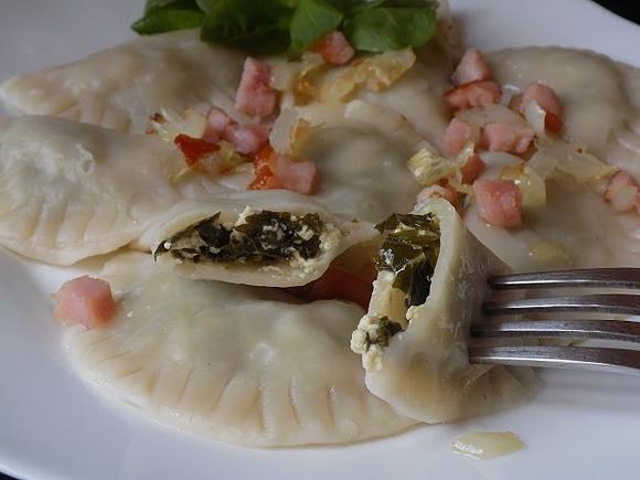 Pierogi z jarmużem i wędzonym serem