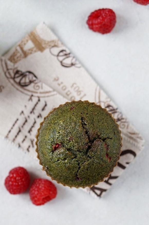 Muffiny szpinakowe z malinami