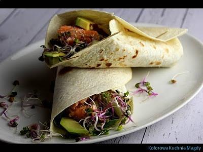 Tortilla z pieczonym łososiem, awokado i cytrynowym vinaigrete
