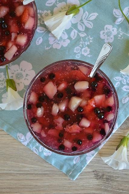Domowy kisiel owocowy z truskawkami, gruszkami i jagodami