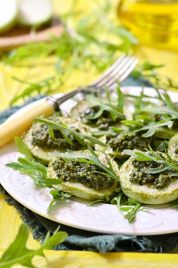Opiekany kozi camembert z pesto z rukoli
