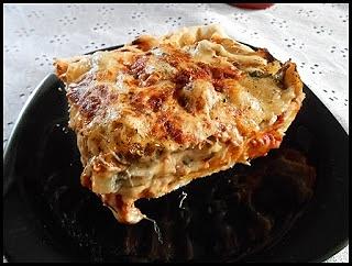 Domowa pizza z dowolnymi dodatkami na cieście drożdżowym