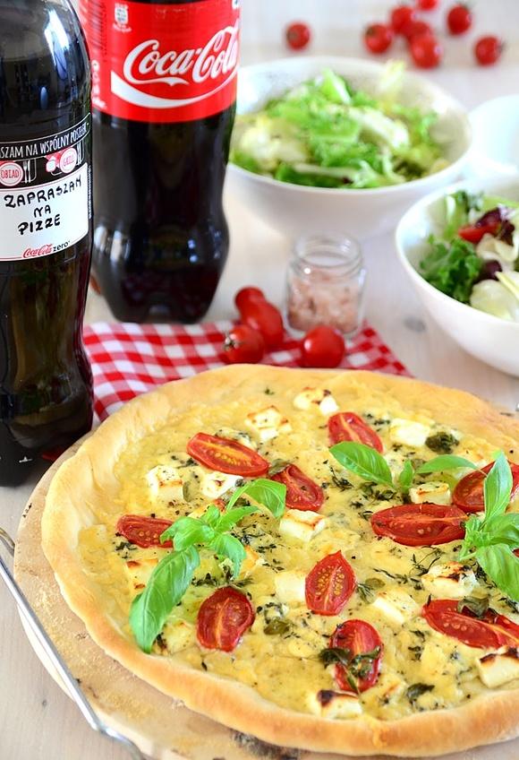 Pizza z trzema serami i ziołami