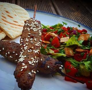 Shish kebab syryjskie danie z sałatką fatusz