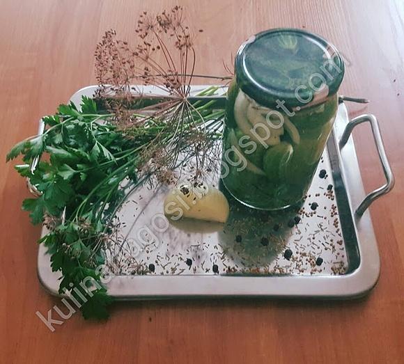 Ogórki marynowane z dodatkiem wina