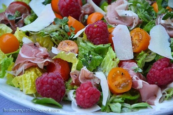 Sałatka z prosciutto i malinami