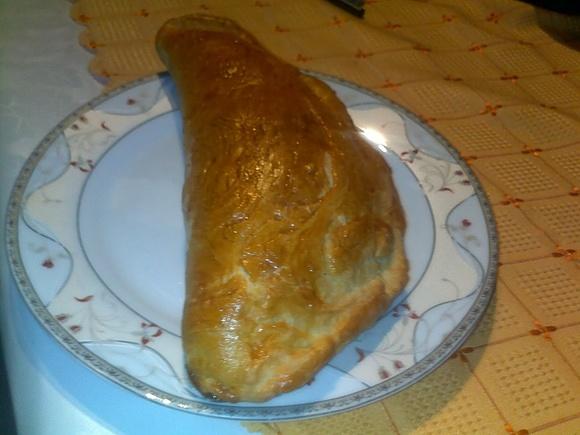 Calzone - włoska pizza z nadzieniem w kształcie pieroga