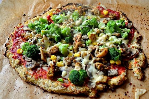 Pizza na spodzie z kalafiora fit