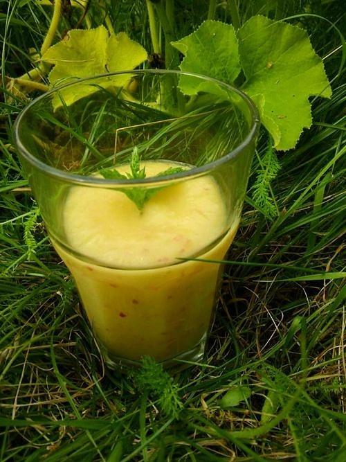 Smoothie z papierówek, mango i galaretki porzeczkowej