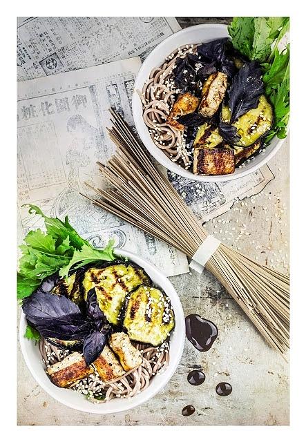 Soba gryczana z bakłażanem, tofu i mizuną