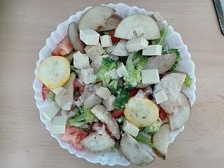 Sałatka z brokuła, gruszki, pomidorków i wędzonego tofu
