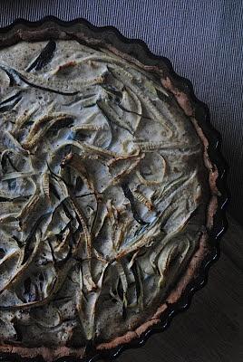 Odchudzony quiche z pieczarkami kurczakiem i cukinią w sosie musztardowym