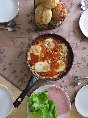 Shakshuka - jajka na sosie pomidorowo-paprykowym