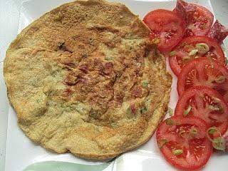 Jajeczny omlet na śniadanie z dodatkami