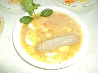 Żurek inaczej z warzywami, jajkiem na twardo i rozgniecionymi żółtkami