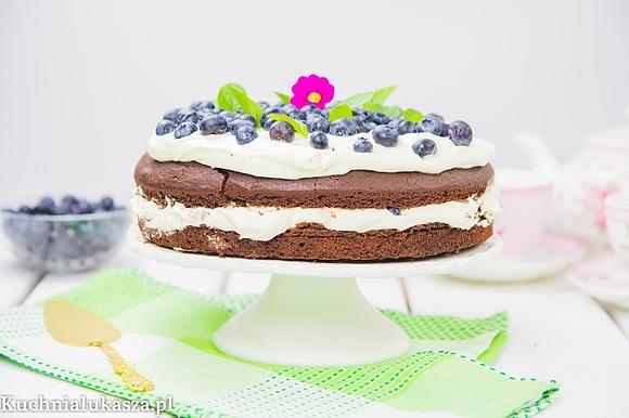 Ciasto czekoladowe z kremem mascarpone i jagodami