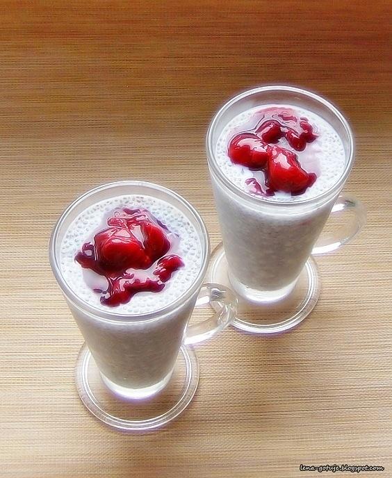 Chia pudding z owocami i mlekiem