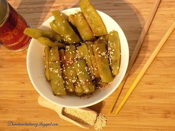Aromatyczna fasolka z tikka curry i sezamem