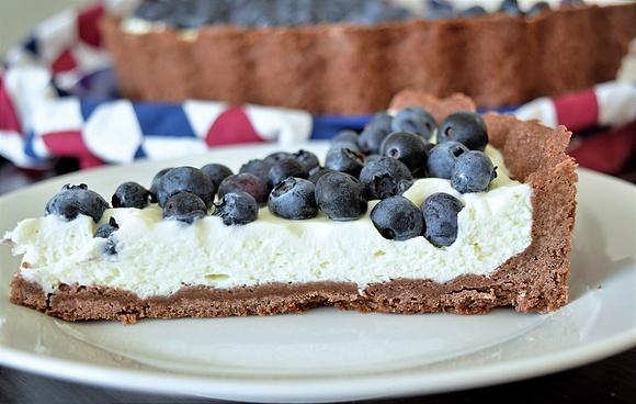 Tarta z kremem i borówkami