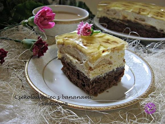 Czekoladowe ciasto z bananami i śmietaną