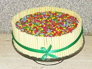 Tort śmietankowo czekoladowy dla dzieci z cukierkami i rurkami