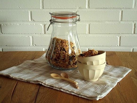 Granola dla dorosłych z orzechami i suszonymi owocami