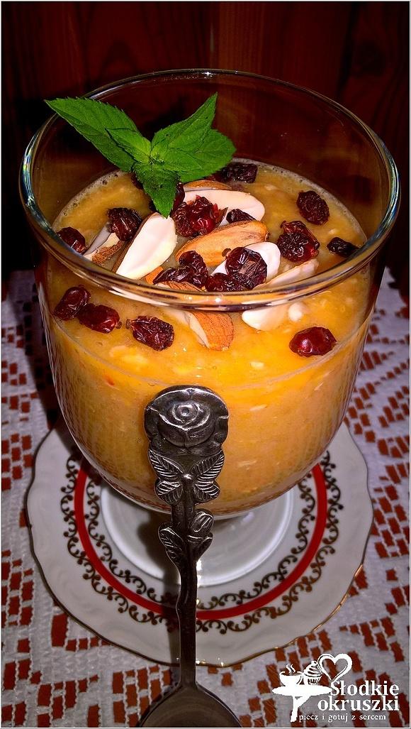 Gęste smoothie z otrębami berberysem i migdałami