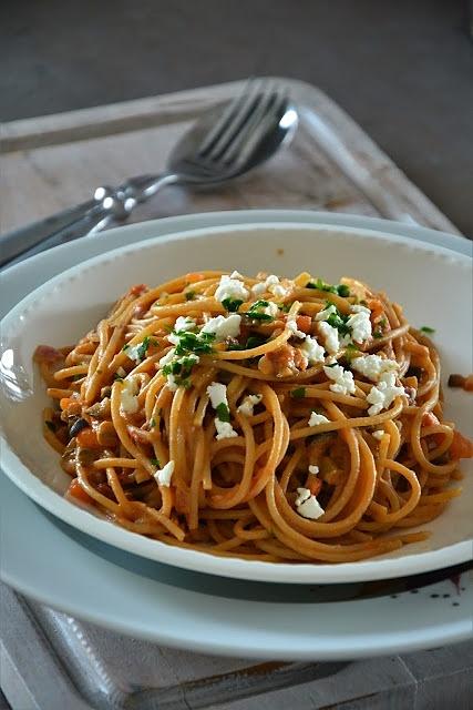 Razowe spaghetti z żółtymi pomidorami i feta