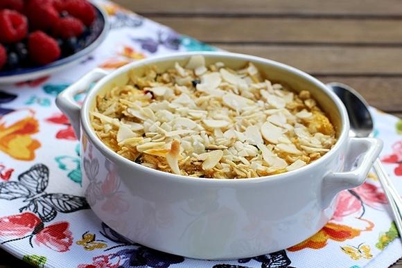 Pieczona owsianka z cukinią i brzoskwiniami