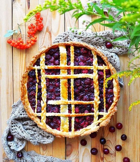 Półkrucha tarta z wiśniami i różą