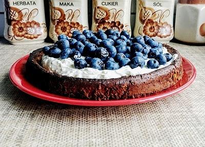 Opadające ciasto z białą czekoladą mascarpone i borówkami