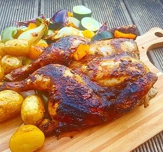 Pieczony kurczak peri peri na liściach selera i pora