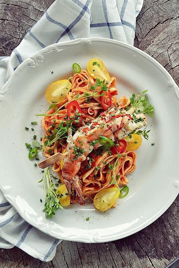 Pomidorowe tagliatelle z grillowaną krewetką olbrzymią