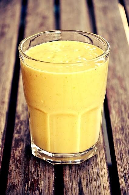 Energetyczne smoothie z kurkumą i imbirem