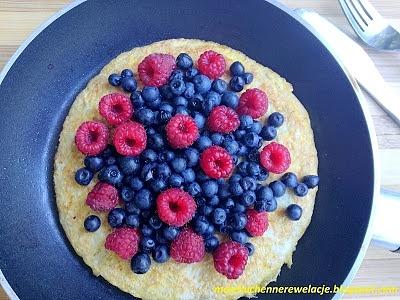 Omlet owsiany z owocami leśnymi