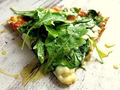 Pizza z szynką serrano, mozzarellą i papryczkami jalapeno