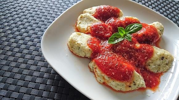 Bezglutenowe leniwe z parmezanem i sosem pomidorowym