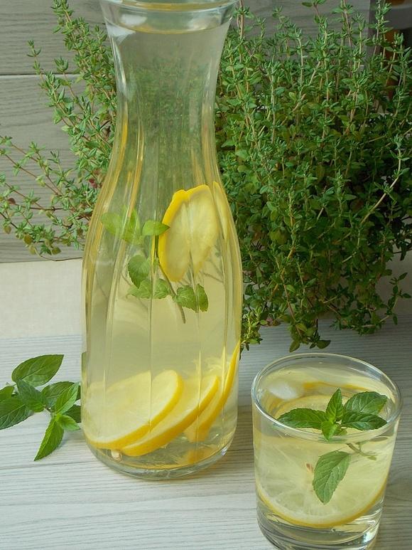 Lemoniada cytrynowo-miętowa