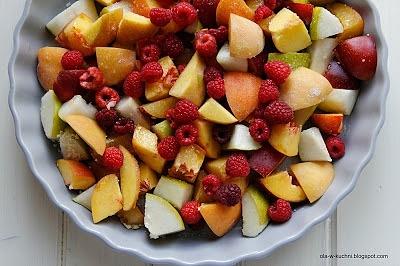 Crumble z brzoskwiniami Gruszkami i Malinami