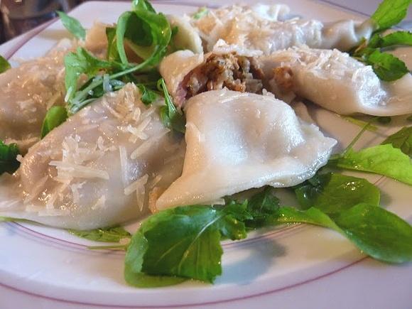 Pierogi z kurkami kozim serem i wędzoną szynką