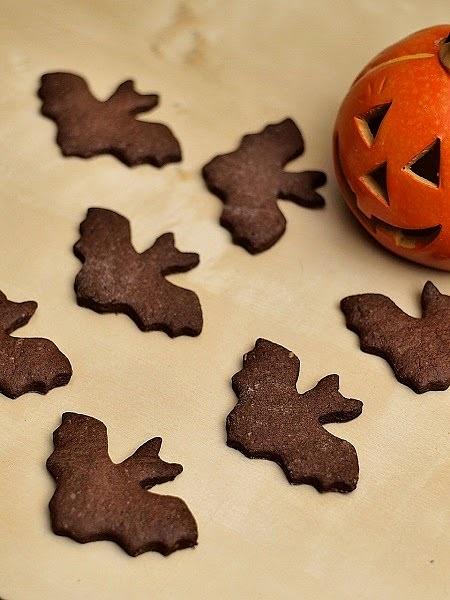 Kruche kakaowe ciasteczka na Halloween z dynią