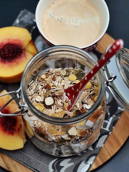 Muesli tropikalne z suszonymi owocami i orzechami