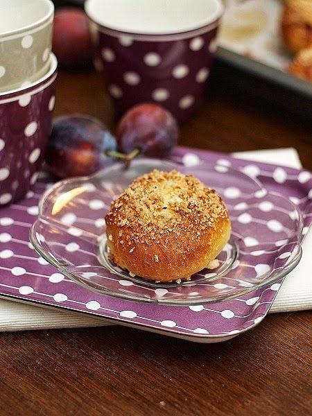 Drożdżówki ze śliwkami i kruszonką