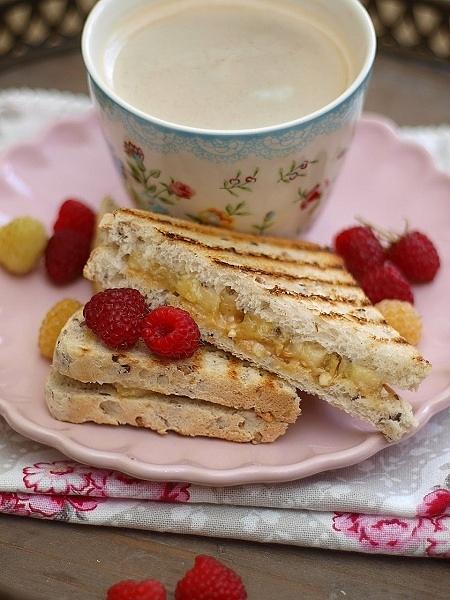 Sandwich z masłem orzechowym i bananami na patelni