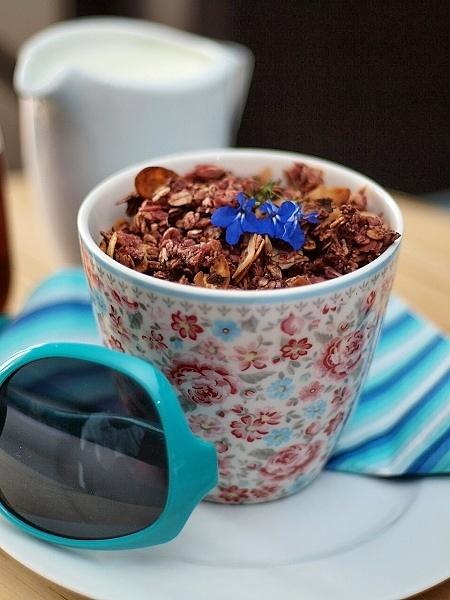 Granola truskawkowa z migdałami