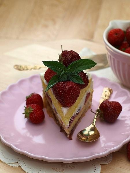 Tort z ganache z białej czekolady i truskawkami
