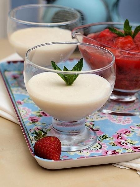 Pudding kokosowy z truskawkami