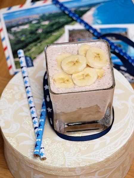 Overnight oats parfait z bananem i gruszką