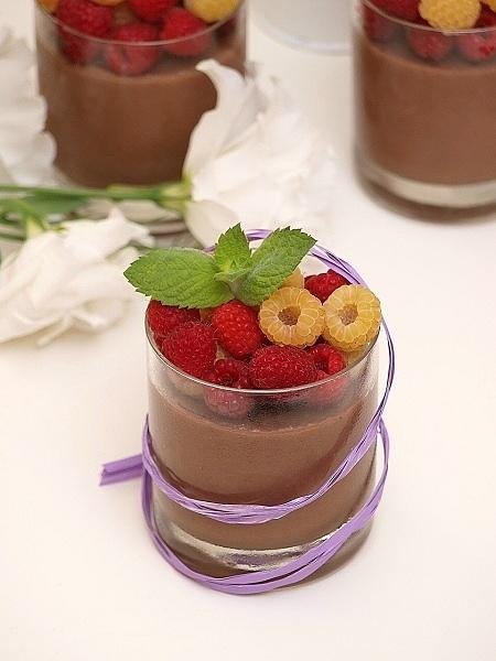Czekoladowy pudding z malinami