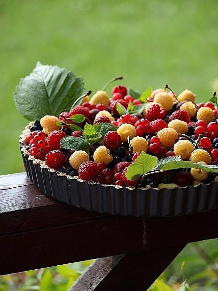 Tarta z kremem cytrynowym i owocami bez pieczenia